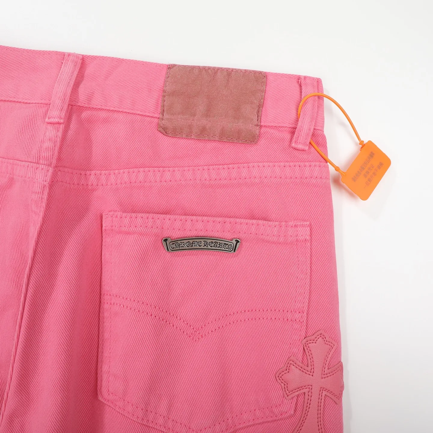 P260 Chrome hearts｜ch Chrome Hearts Limited Barbie Pink Leather Jeans for Girls - Charming dopamine personalized jeans, indispensable for fashionistas, the same model for celebrities, and one touted by many bloggers. This new pair of pants is perfect in terms of shape and upper body. It is no exaggeration to say that making a pair of jeans is equivalent to making 20 short-sleeved pieces. The fabric is made of high-quality imported denim. It has a unique high-end texture. I am very satisfied with it after washing and proofing several times.  Color: Barbie Pink Size: 28/30/32/34 Waist: 74/76/78/80 Pants Length: 101/102/103/104